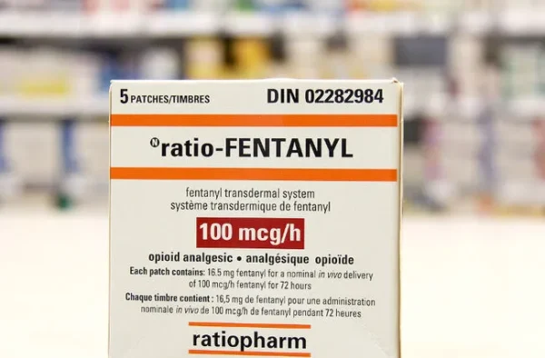 Buy Fentanyl Patches UK : A small, rectangular, adhesive patch designed for pain relief, with a clear backing and discreet, thin design. The patch is applied to the skin to provide continuous delivery of fentanyl, a potent opioid, over 72 hours. Packaging indicates available strengths ranging from 12.5 mcg/hour to 100 mcg/hour, suitable for managing severe chronic pain in opioid-tolerant patients. The patch is shown on a clean, dry skin area, such as the upper arm or chest."